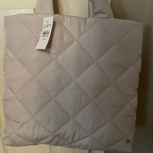 NWT lightweight puffer tote bag. Magnetic top closure. Tote or crossbody